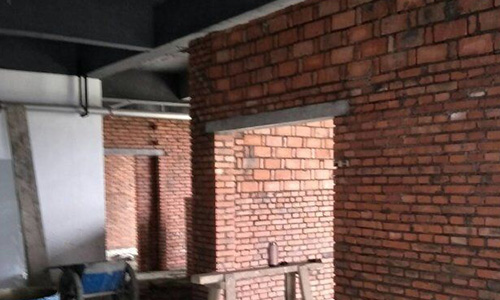 20170430彩钢板墙板和吊顶完成，2楼办公室厕所砖体砌筑