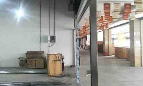 20170821华盛兴邦展厅项目 玻璃隔断，拉丝不锈钢边框焊接安装