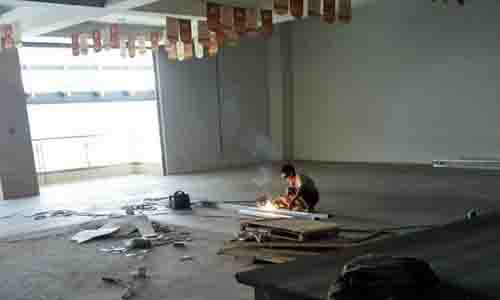 20170814 华盛兴邦展厅项目 展厅办电卡、玻璃隔断量尺寸签合同、卷帘门钢柱加固安装