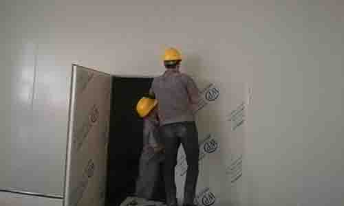 20170613  大邑小龙坎项目防撞柱安装，炒制区打胶，清洗区门安装