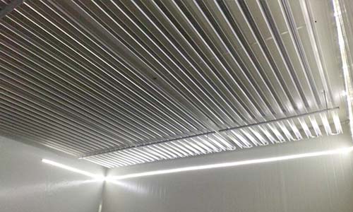 20170515 双流龙山毛肚 墙面乳胶漆完成，清洗池砌筑贴砖完成，吊顶施工完成，灯具安装、穿管敷设完成，余地面工程、线管穿线施工中